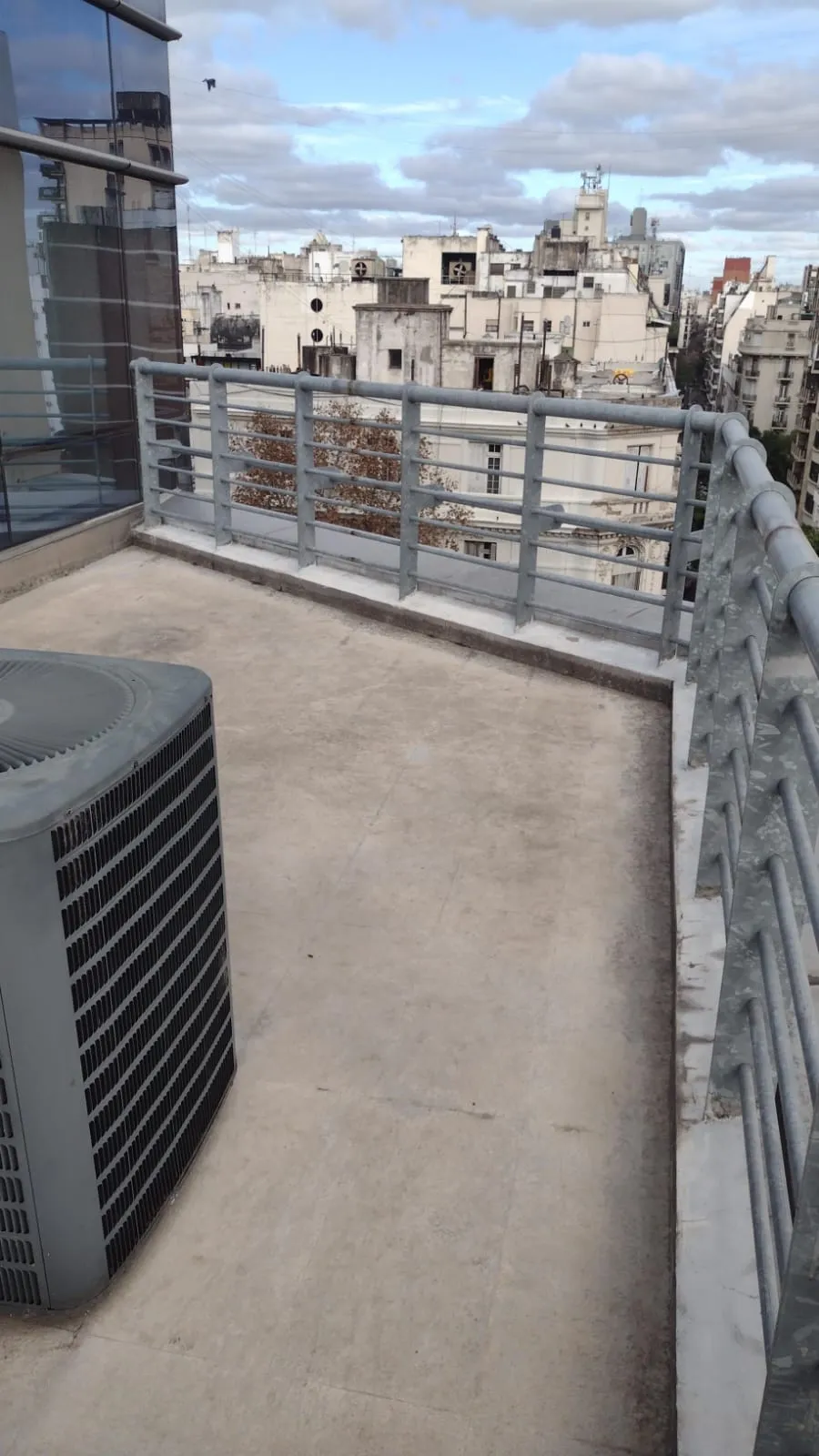 Terraza con superficie gris antes del tratamiento de impermeabilización.
