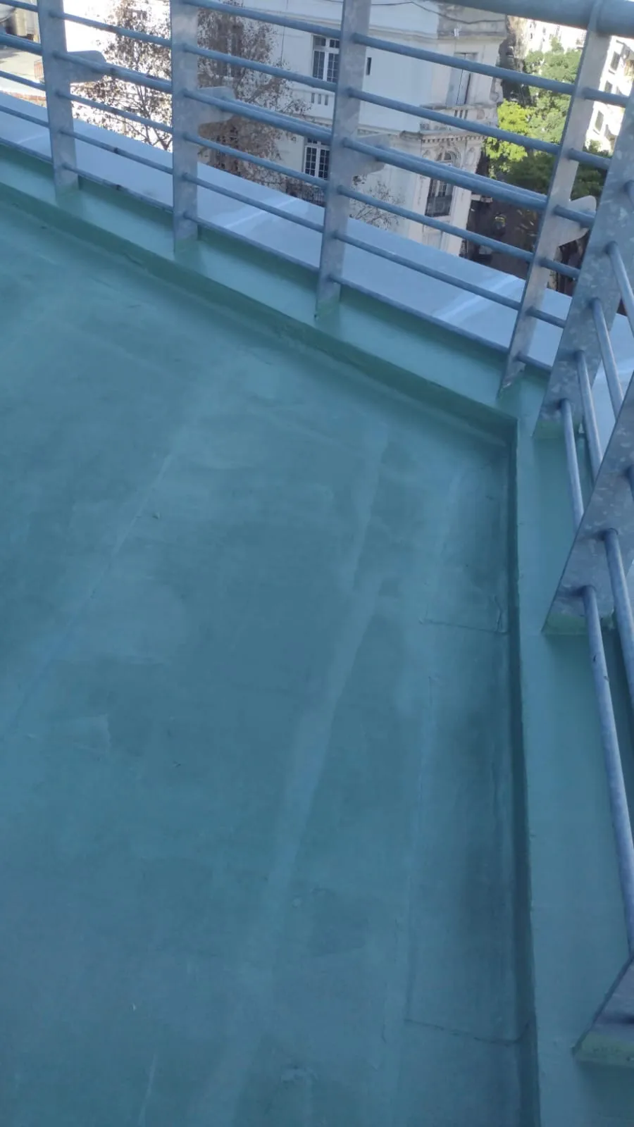 Superficie de la terraza con tratamiento verde después de la impermeabilización.
